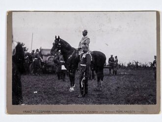 Aufnahme des Kaisers zu Pferde bei einem Manöver, im Bildvordergrund ein hochdekorierter Ulane, 16 x 24 cm