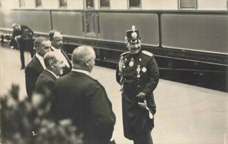 Kaiser Wilhelm II. mit Tschako und Gardestern am Bahnsteig, 9 x 14 cm