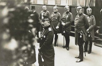 Foto Kaiser Wilhelm II. mit Tschako und Gardestern am Bahnsteig, 9 x 14 cm