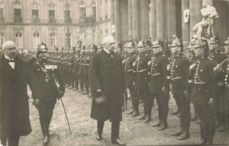 Foto Hindenburg schreitet eine Reihe von Polizisten ab,wohl Weimarer Republik 9 x 13,5 cm