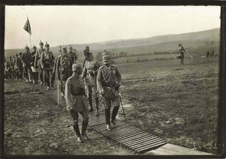 Kaiser Wilhelm II. mit Gardestern an der Westfront, Pickelhauben mit Tarnüberzug, 10,5 x 15,5 cm