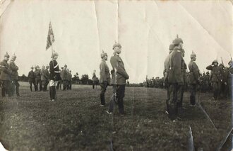 Parade vor Kaiser Wilhelm II. in Frankreich, der Kürassier mit Kaiserstandarte trägt die Pickelhaube mit Nackenschirm und Tarnüberzug, 11 x 17 cm