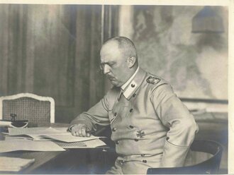 Sitzportrait General Ludendorff am Schreibtisch, 13  x 17...