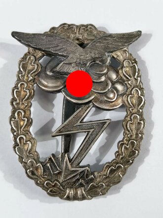 Erdkampfabzeichen der Luftwaffe. Zink versilbert . Hersteller "R.K." für Rudolf Karneth,Gablonz