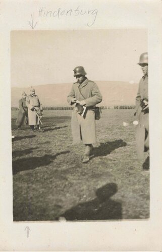 Foto Generalfeldmarschall Paul von Hindenburg, Pickelhaube mit Tarnüberzug, Stahlhelm M1916, Dorlisheim/Frankreich, 9 x 14 cm
