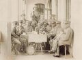 "Kaiserliche Marine in China" Pachtgebiet Kiautschou/Tsingtau 1906, Aufnahme einer Gruppe deutscher Soldaten am Tisch "Stube 17", ein Soldat trägt den Tropenhelm M1900, 12.08.1906, ca. 10 x 14 cm