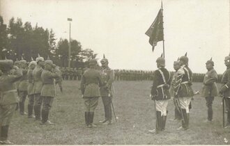 Foto Kaiser Wilhelm II. mit Schutzbrille, Gardekürassiere mit Kaiserstandarte tragen Pickelhaube mit Nackenschutz und Tarnüberzug, Kaiserparade in Krewo 1917, 9 x 14 cm