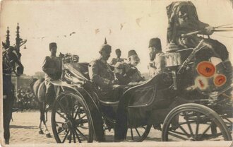 Foto Kaiser Wilhelm II. mit Sultan Mehmed V. und Enver Pasha in offenem Wagen, der Kaiser hält den Interimsstab, Gallipoli 1916, 9 x 14 cm