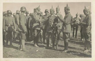 Kaiser Wilhelm II. bei der Verleihung von Auszeichnungen an Soldaten, 9 x 14 cm