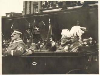 König Ludwig III. mit kronprinz Ruprecht im offenen Wagen bei einer Parade, ca. 11,5 x 15 cm