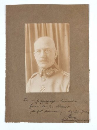 Studioaufnahme auf Karton, Portrait mit eigenhändiger Unterschrift eines Generals aus der Zeit des 1. Weltkriegs, 24 x 17 cm