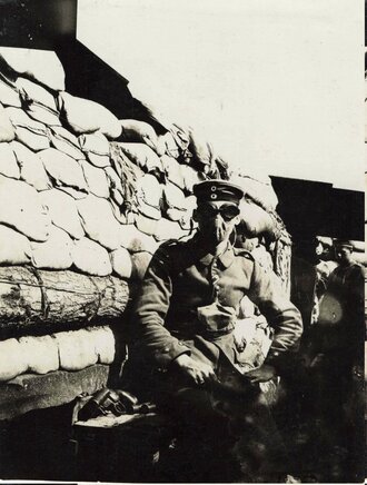 Aufnahme eines Soldaten im Schützengraben mit Atemschützer, Schutzbrille und Signalpistole, ca. 8,5 x 11 cm