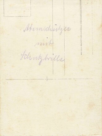 Aufnahme eines Soldaten im Schützengraben mit Atemschützer, Schutzbrille und Signalpistole, ca. 8,5 x 11 cm