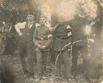Gruppenportrait von vier Angehörigen der Jugendwehr mit hessischem Koppelschloss, ca. 7 x 9 cm
