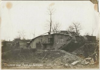 Aufnahme eines englischen Panzers an der Westfront/Frankreich, "Erbeuteter Tank bei Favreuil", 12 x 18 cm