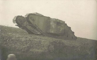 Aufnahme eines liegengebliebenen englischen Panzers/Tank, Bullecourt/Frankreich 1917, 9 x 14 cm