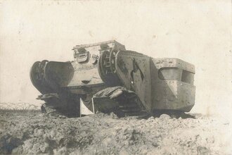 Aufnahme eines liegengebliebenen englischen Panzers/Tank, 9 x 14 cm