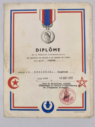 Frankreich, Fremdenlegion, 16 Fotografien und 1 Urkunde über Verleihung der Médaille commemorative (1960, Algerien) an "Siegfried Schlenzka", 1. Regiment du Etranger, Fotos 8 x 11 cm, Urkunde DIN A4, guter Zustand