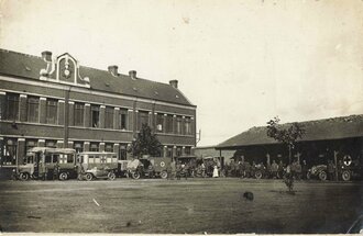 Foto "Unser Wagenpark" vor einem Lazarett, (Sanitäts)Staffel Mericourt, 15. September 1915, 9 x 14 cm