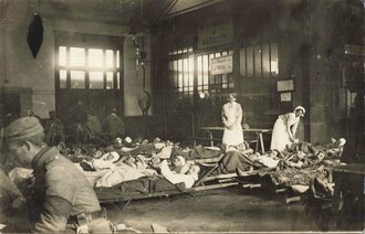 Foto, Verwundete Soldaten warten auf den Lazarettzug in...