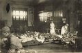 Foto, Verwundete Soldaten warten auf den Lazarettzug in der Bahnhofshalle von Douai, Frankreich, 9 x 14 cm