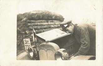 Foto, Bayerischer Soldat an einem Fahrzeug, 9 x 14 cm