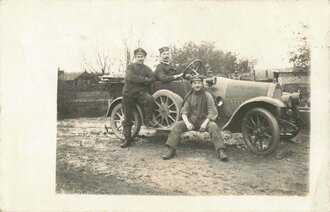 Foto Bayerische Soldaten der Feldfliegerabteilung 3 b (FFA 3b) an einem Fahrzeug "Feld Flg. Abt. 3b", 9 x 14 cm