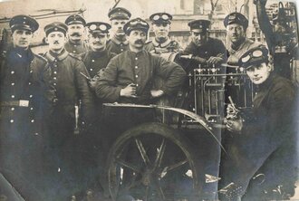 Aufnahme einer Gruppe Soldaten der Kraftfahrtruppe um ein Fahrzeug, Lederanzug M1907, 9,5 x 14 cm