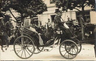 Foto, Kaiser Wilhelm II. in offener Kutsche mit Schweizer Bundespräsident Dr. Forrer, datiert 1912, 9 x 14 cm  
