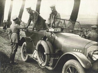 Aufnahme von Oberst Meyer? in einem offenen Automobil,...