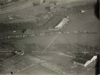 Luftaufnahme "Parade der Feldfliegerabteilung 24" für den König von Sachsen, Flugplatz Lille, 14. November 1915, ca. 8 x 11 cm