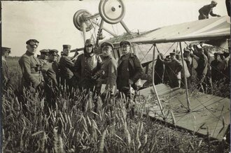Soldaten der Sächsischen Feldfliegerabteilung 24 vor einem beschädigten Flugzeug, Flugplatz Lille, 22. Juni 1915 ca. 6 x 9 cm