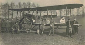 Soldaten der Sächsischen Feldfliegerabteilung 24 (XIX. Armeekorps) vor einem britischen Flugzeug (Doppeldecker), Flugplatz Lille um 1915, ca. 12  x 6,5 cm