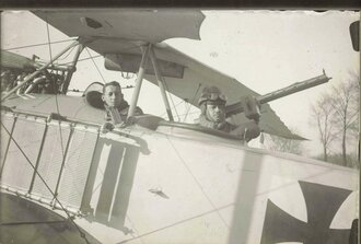 Unteroffizier und Oberstleutnant der Sächsischen Feldfliegerabteilung 24 (XIX. Armeekorps) in einem deutschen Flugzeug (Doppeldecker), Flugplatz Lille um 1915, ca. 6  x 9 cm