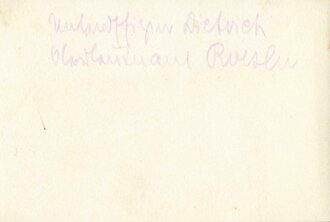 Unteroffizier und Oberstleutnant der Sächsischen Feldfliegerabteilung 24 (XIX. Armeekorps) in einem deutschen Flugzeug (Doppeldecker), Flugplatz Lille um 1915, ca. 6  x 9 cm