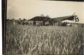 Soldaten der Sächsischen Feldfliegerabteilung 24 (XIX. Armeekorps) vor einem deutschen Flugzeug (Doppeldecker), Lille 22. Juli 1915, ca. 6  x 9 cm