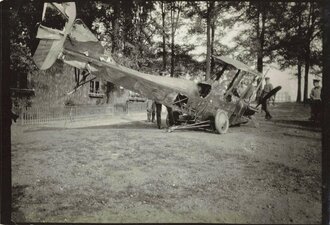 Abgeschossenes englisches Flugzeug in der Nähe von Lille mit Soldaten der Sächsischen Feldfliegerabteilung 24 (XIX. Armeekorps), Frankreich,  9 x 6 cm