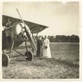 Französisches Flugzeug mit Krankenschwestern und einem deutschen Soldaten im Hintergrund, Bohain-en-Vermandois, September 1916, 6 x 6 cm