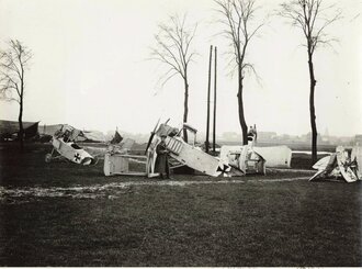 Stark beschädigte deutsche Flugzeuge am Boden mit einem Soldat der Sächsischen Feldfliegerabteilung 24 (XIX. Armeekorps), bei Lille um 1916, 8 x11 cm