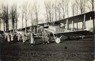 Der König von Sachsen vor deutschen Flugzeugen bei...