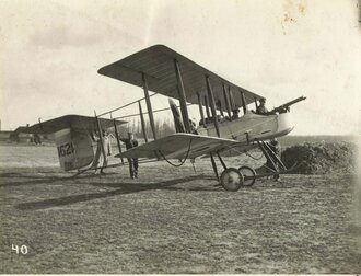 Aufnahme eines englischen Beuteflugzeugs "Airco DH" mit deutschen Soldaten, 8,5 x 11 cm