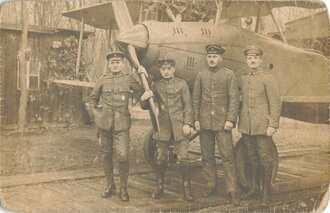 Foto Deutsche Soldaten der Fliegerabteilung "A 282" (Artillerie) vor einem Flugzeug/Doppeldecker, einer davon mit Kaiserabzeichen, 9 x14 cm