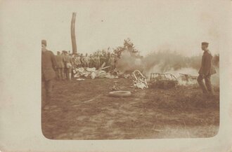 Foto Deutsche Soldaten um ein abgeschossenes feindliches...