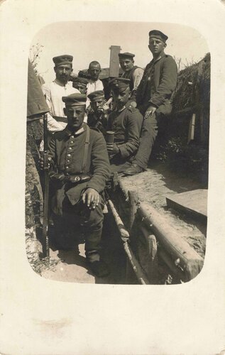 Foto Deutsche Soldaten im Schützengraben mit optischen Gerät im Hintergrund, 9.8.1916, 9 x 14 cm
