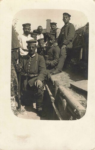 Foto Deutsche Soldaten im Schützengraben mit...