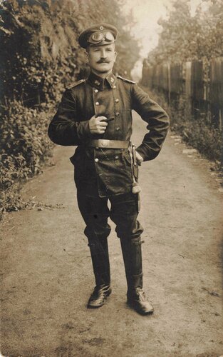 Ganzkörperportrait eines Kraftfahrers, 1918, 9 x 14 cm