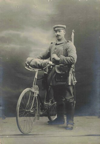 Foto  eines ausmarschmäßigen Feldgrauen Radfahrers, L. J. R. 99, 15.10.1914,  9 x 14 cm