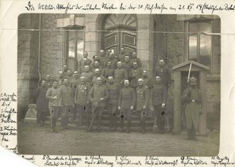Aufnahme einer Gruppe von Soldaten des 30. Reservedivision mit handschriftlichen Notizen zu den einzelnen Personen, 21. Dezember, 1914, ca. 16,5 x 13 cm, geklebt