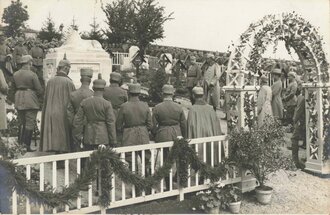Aufnahme von Feldgrauen bei einer Trauerfeier/Beerdigung auf einem Soldatenfriedhof, 8,5 x 14 cm