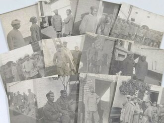 Konvolut von 12 Fotografien, Französische und Britische Kriegsgefangene mit Feldgrauen in einem Kriegsgefangenenlager, darunter z.T. auch einige Kolonialsoldaten und eine Gruppe Schotten, 8 x 8 cm
